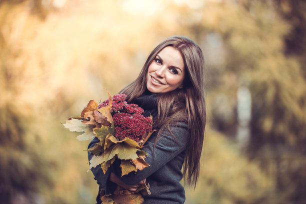 快乐女孩捧着秋天的花束图片下载