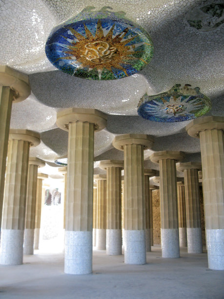 巴塞罗那:圭尔公园，由高迪设计的著名公园图片下载