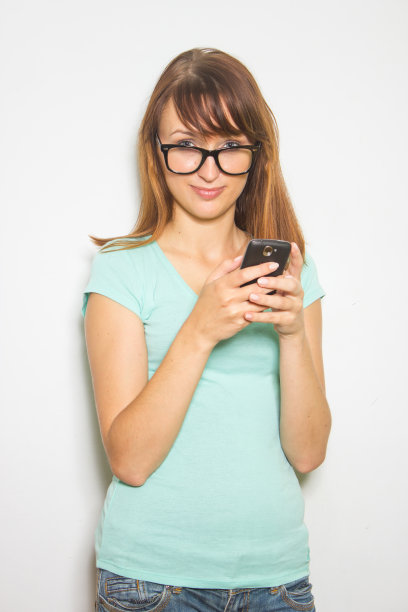 年轻开朗的学生使用手机。图片下载