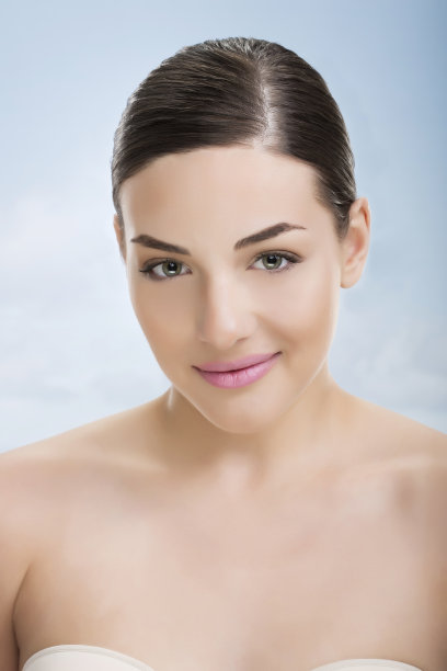 美丽的年轻女孩的肖像。图片下载