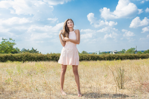 一个年轻漂亮的棕发女人的肖像图片下载