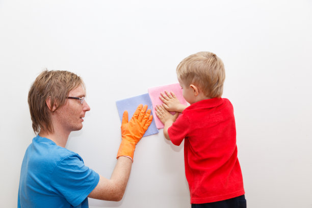 爸爸和儿子在打扫房间图片下载