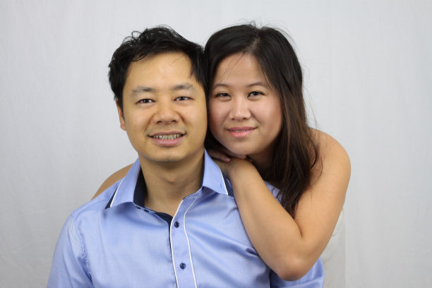 亚洲女孩靠在男性身上图片下载