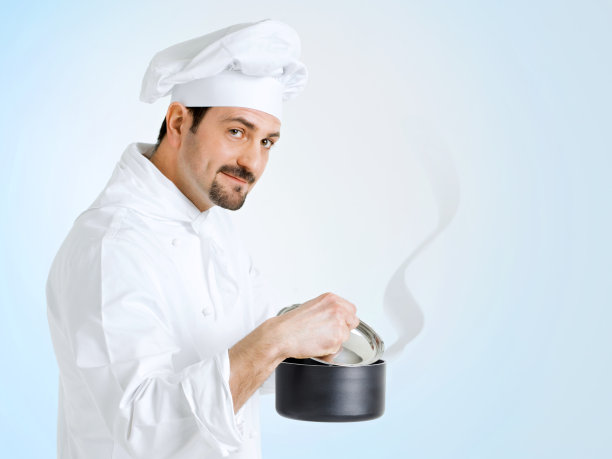 穿着制服的厨师正在准备美味的食物图片下载