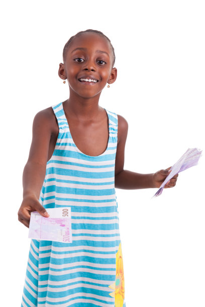 一个非洲小女孩拿着500欧元钞票图片下载