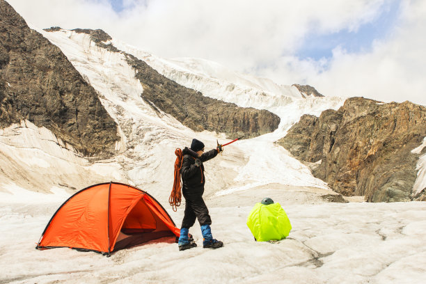登山者花费在帐篷附近的冰川上图片下载