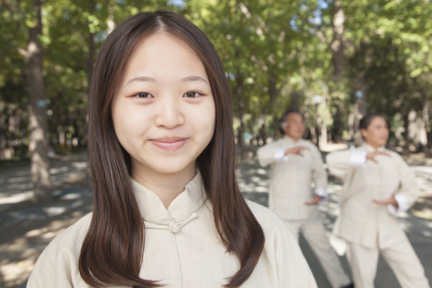 孙女和爷爷奶奶一起练太极图片下载