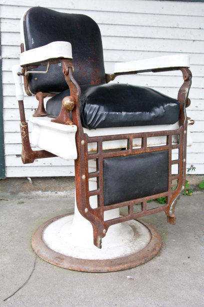 门廊上的旧理发椅图片下载