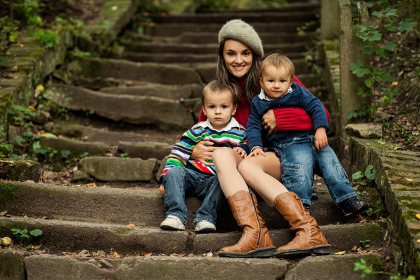 母亲和两个男孩坐在楼梯上图片下载