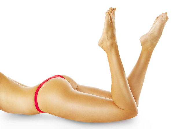 漂亮年轻女人的腿。孤立在白色图片下载