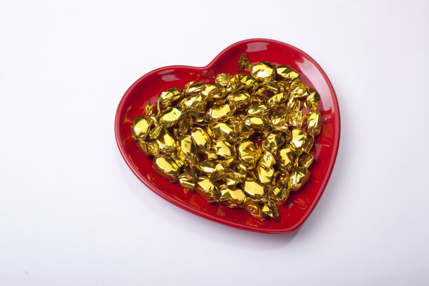 糖果在心形的盘子里图片下载