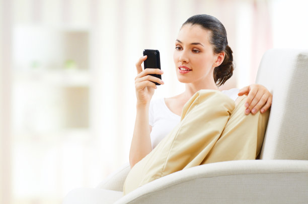 女孩拿着手机图片下载