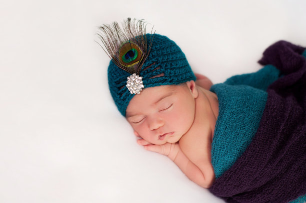 新生女婴穿着孔雀服装图片下载