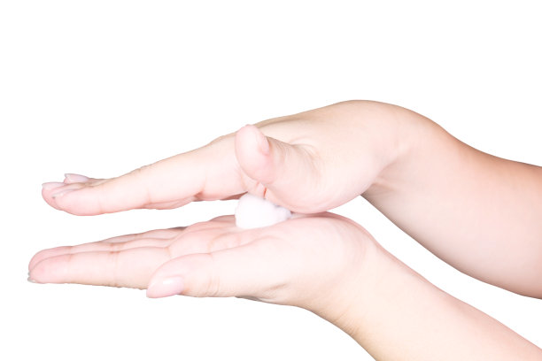 美丽的女性双手使用保湿霜图片下载