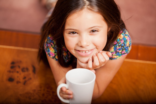快乐的小女孩喝茶图片下载