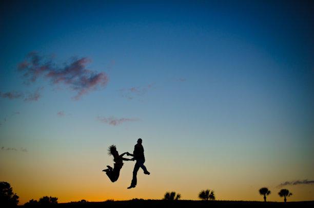 剪影情侣跳手牵手图片下载