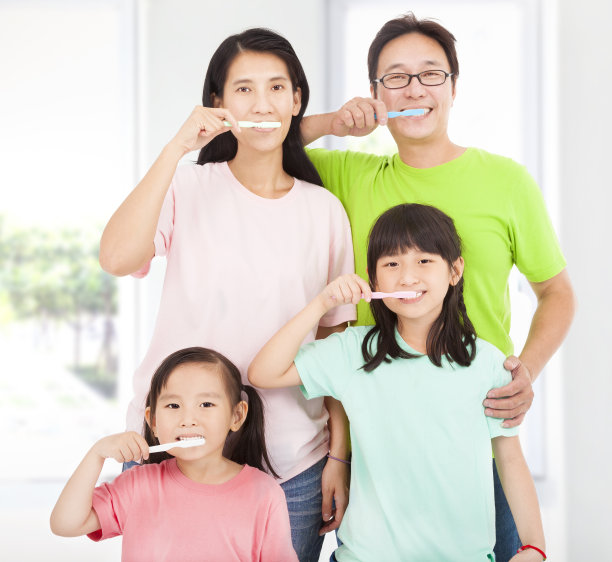 快乐的家庭在刷牙图片下载