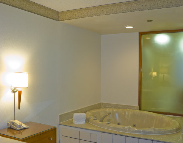 浴缸与热漩涡喷射图片下载