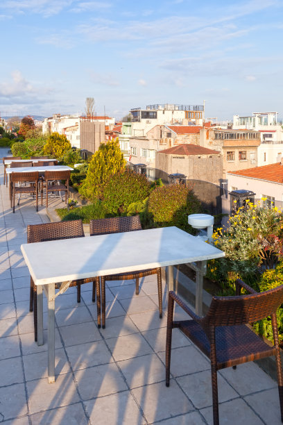 伊斯坦布尔上空空荡荡的咖啡桌图片下载