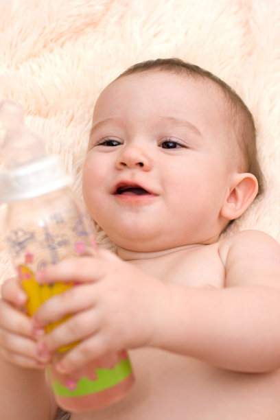 白人小男孩喝瓶子里的水素材图片