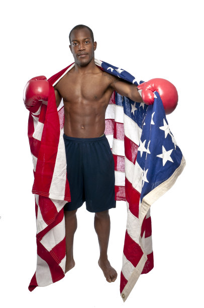 非裔美国拳击手，身上挂着国旗图片下载