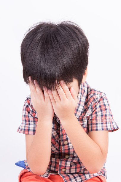 小男孩哭着或躲着脸玩图片下载
