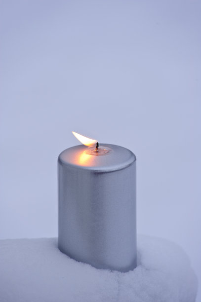 雪中的蜡烛图片下载