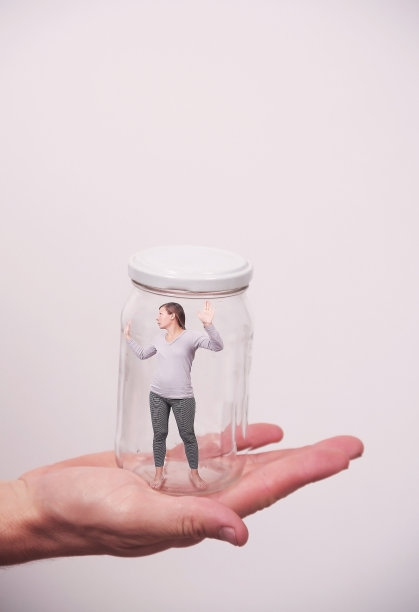 玻璃罐子里的女人图片下载