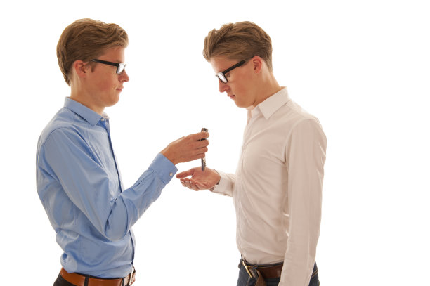 两个人在递钥匙图片下载