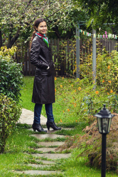 女孩站在花园里图片下载