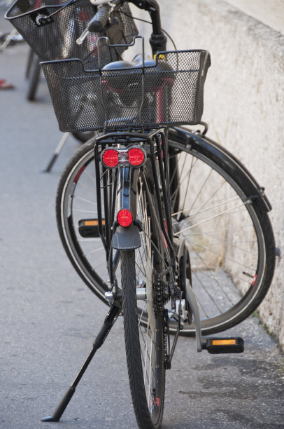 自行车停在街上图片下载