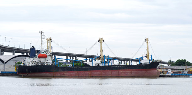 泰国曼谷河上的货船图片下载