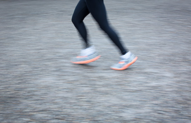 在城市里，运动模糊了跑步者的脚图片下载