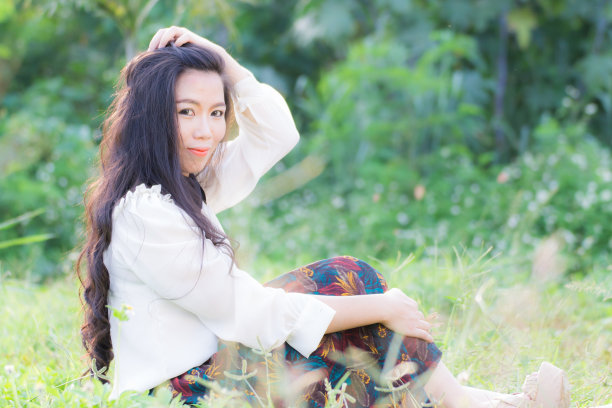 草坪上一位年轻的亚洲女性的简介图片下载