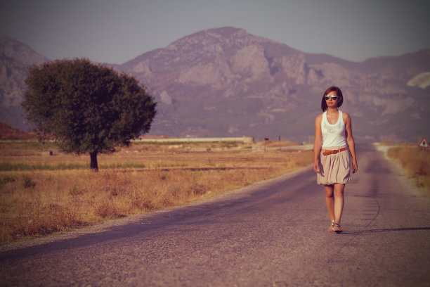 走在路上图片下载