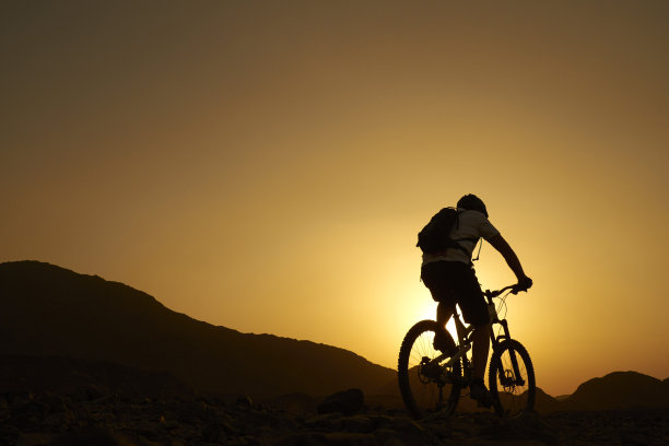 日落时骑山地车图片下载