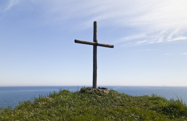 岩石上的十字架图片下载