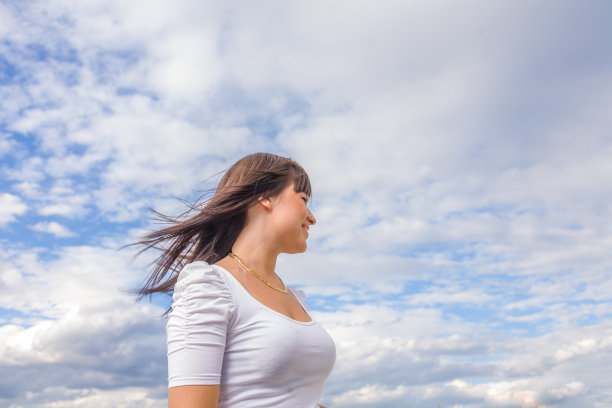 美丽的长发，浅黑色的天空图片下载