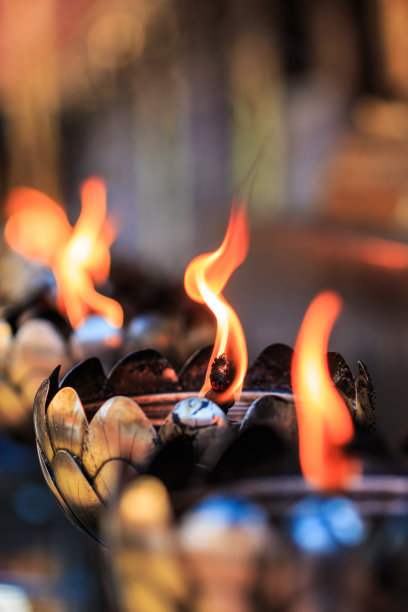 油灯排列成图案漂亮图片下载