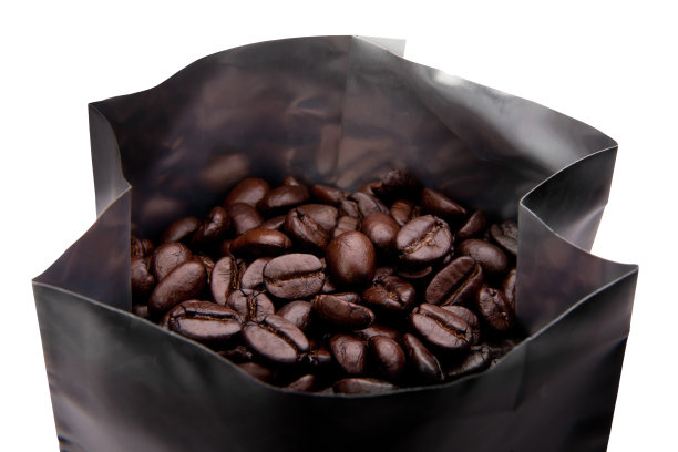 包装中的咖啡豆与白色的剪切路径隔离。图片下载