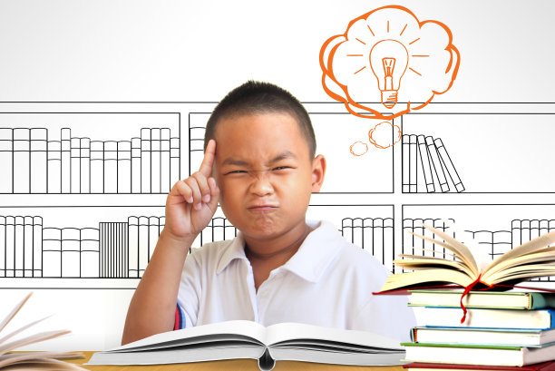 在教室里思考的亚洲男孩图片下载