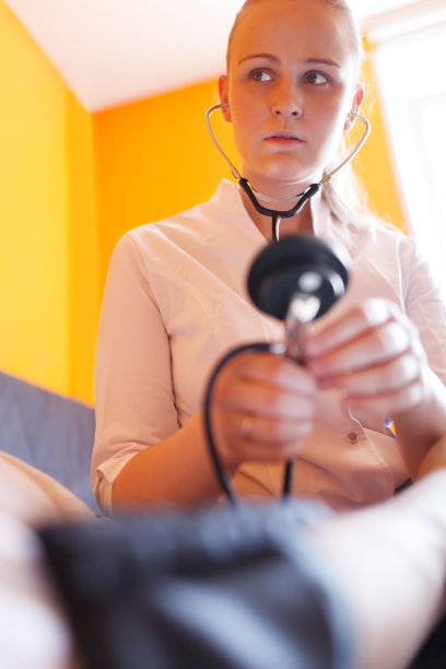 护士用听诊器检查病人图片下载