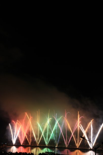 Celerating放烟花图片下载