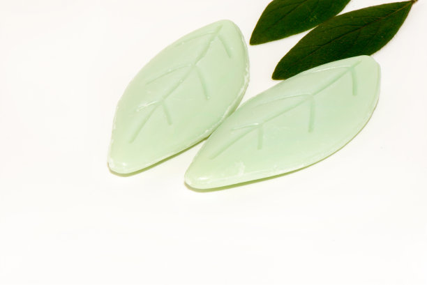 白色背景上的肥皂图片下载