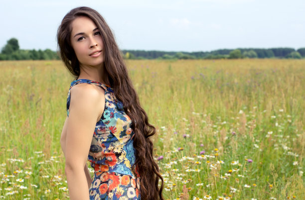 快乐的年轻美丽的女人在野外图片下载