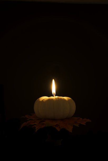 万圣节南瓜蜡烛在黑色的背景图片下载