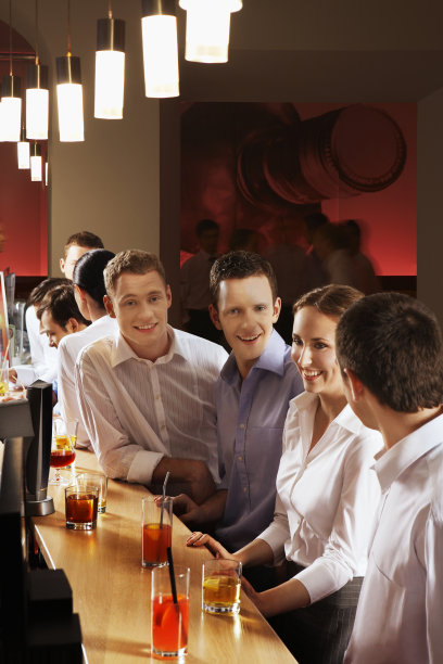 同事在酒吧图片下载
