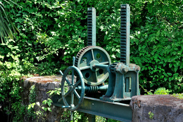 起吊和放低门锁的旧装置图片下载