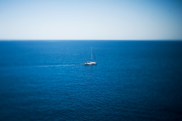 在海上航行的豪华游艇图片下载