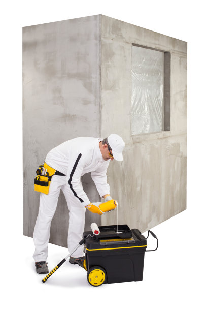 浇筑底漆的工人图片下载